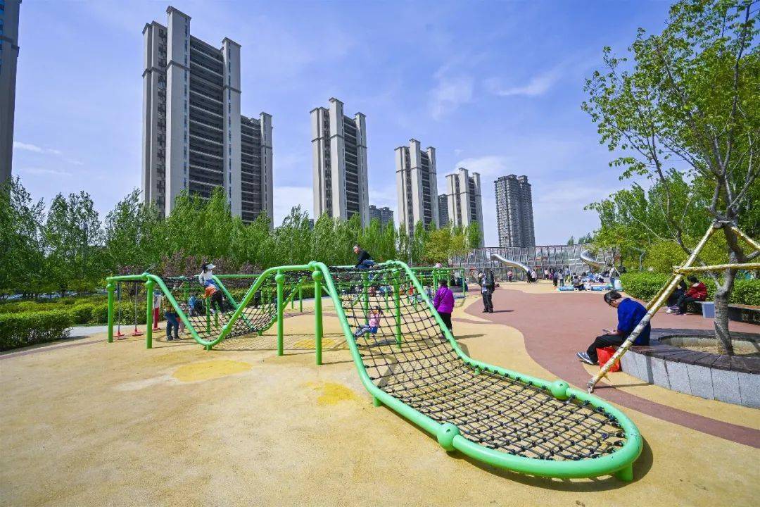 爬网,攀岩,跷跷板,网红秋千等,有一座儿童主题公园,在沈北新区和平