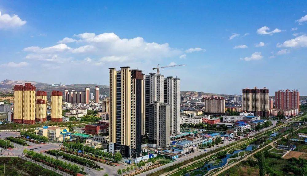 (摄影:刘英林)铜川新区长虹路风貌.(摄影:姚少勇)铜川新区正阳路风貌.