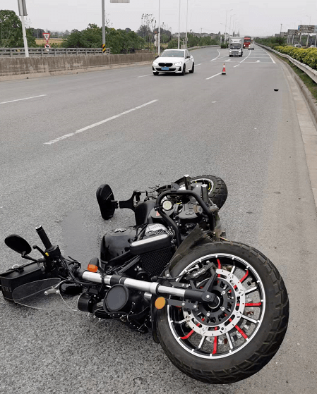 后平叉断裂导致夫妻摔车受伤