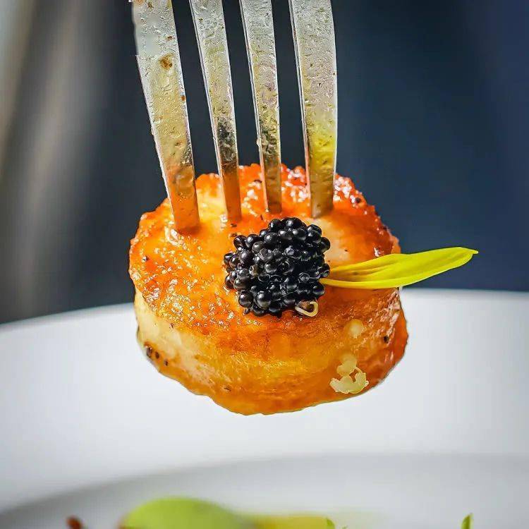 zui让人惊喜的还是它的细节,每块带子上都用鱼子酱点缀,入口那一秒,你