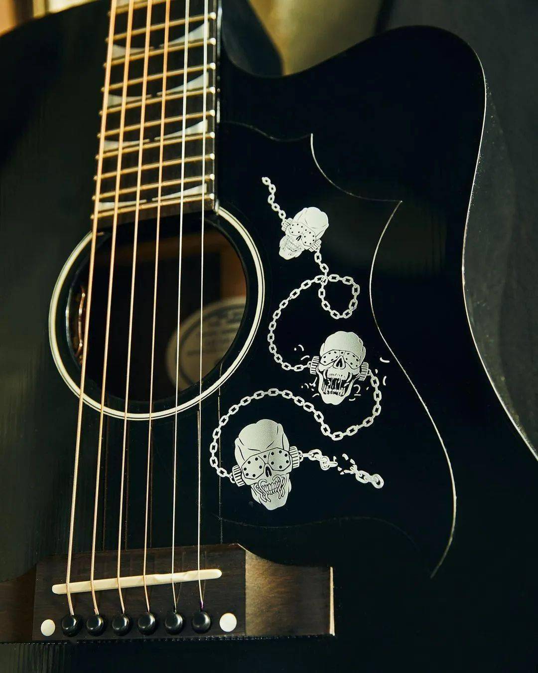 再度合作gibson推出davemustaine签名款原声吉他