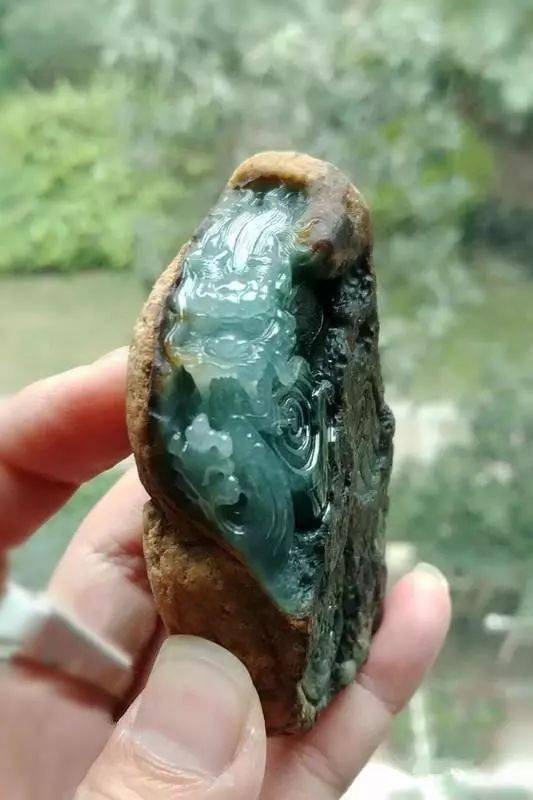 翡翠玉雕中的带皮雕刻是一种艺术美不胜收