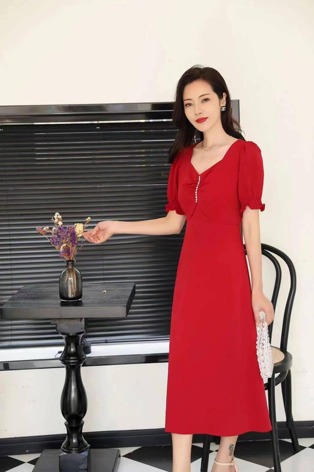 vvfushi融合了欧洲时尚,罗马建筑艺术,浪漫音乐元素,以独特的混搭概念