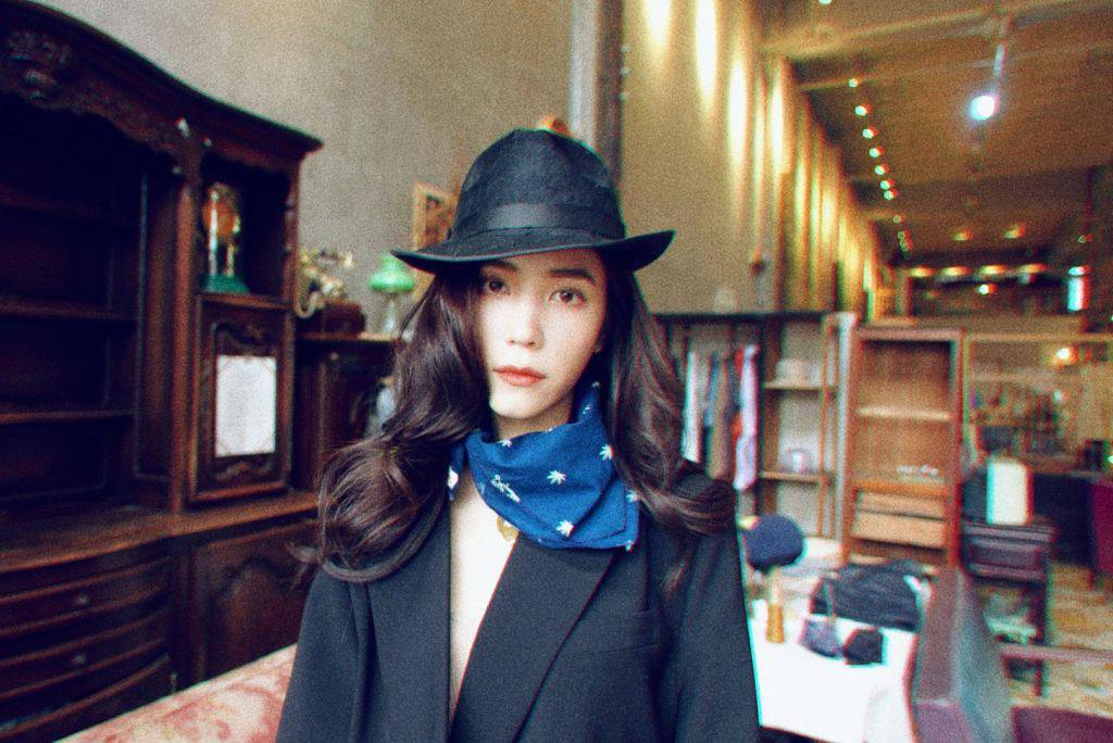 夏若妍晒古董店探店库存美照披白色头纱摩登率性