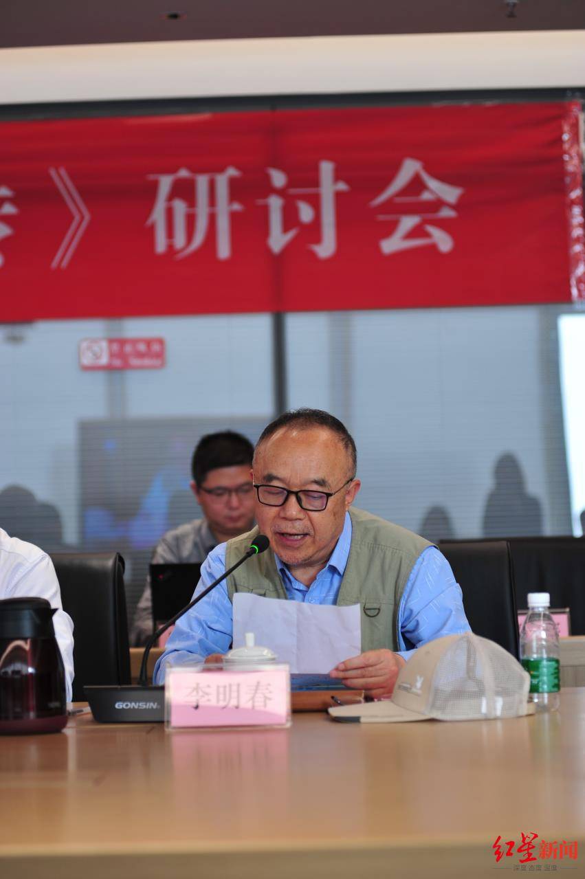 李明春这一观点得到了《当代文坛》主编杨青的认可,杨青说,在四川乡村