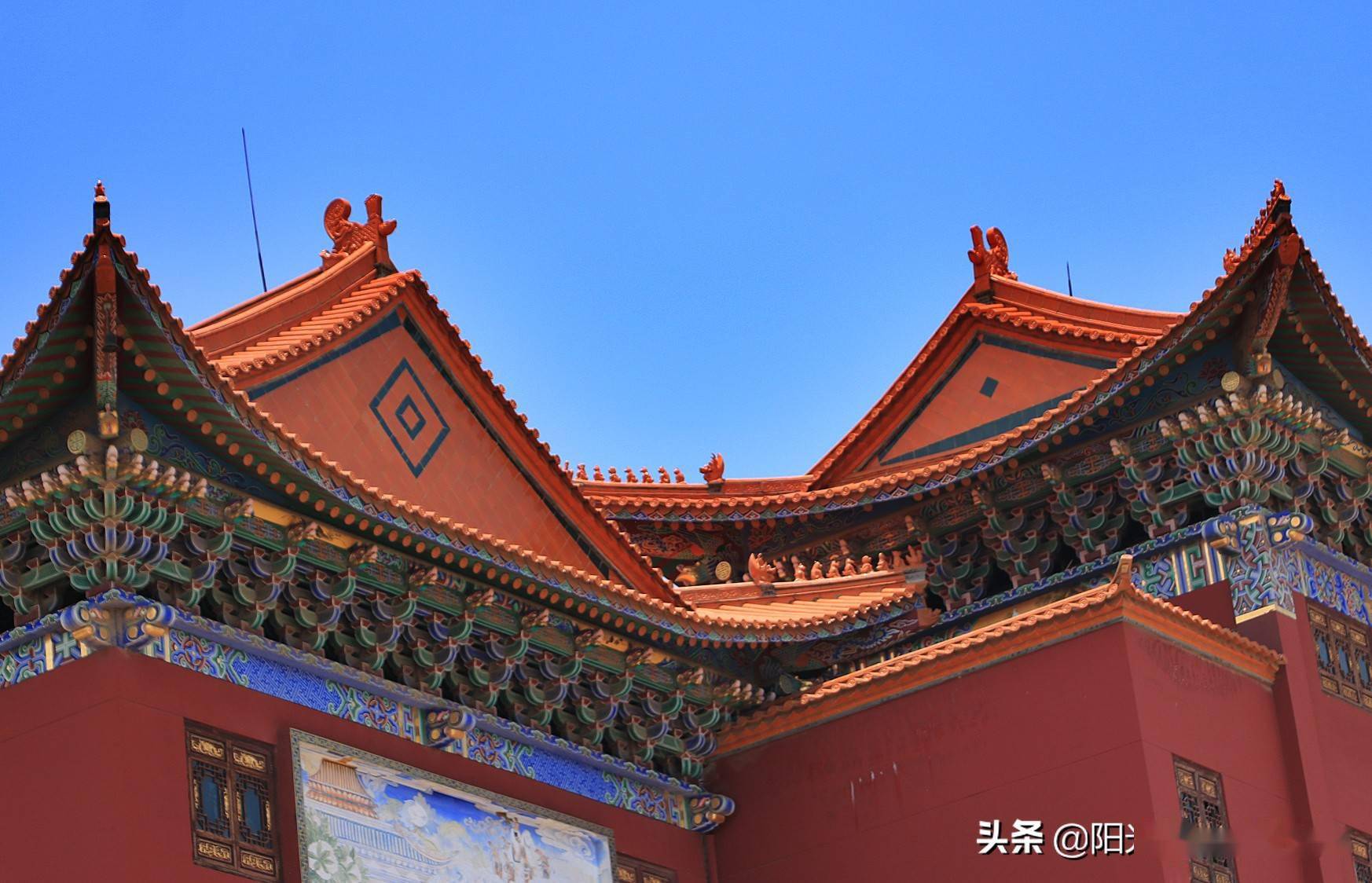 走进昆明宝华寺红墙黄瓦的建筑雄伟壮丽蔚为壮观