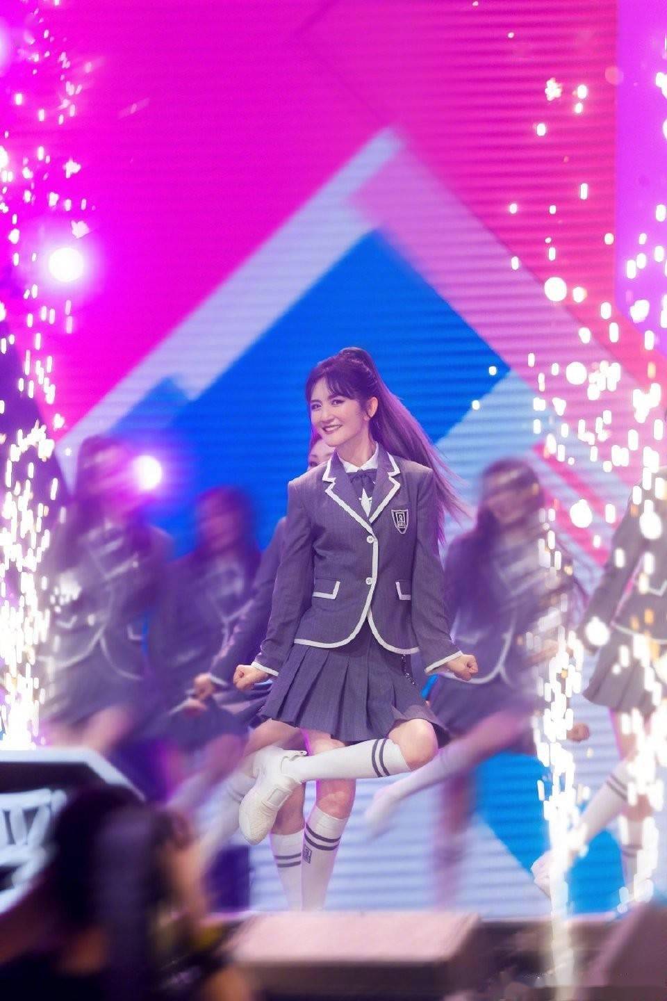 谢娜挤掉黄晓明,担任乘风破浪主持人,出场就令观众反感_娜娜_节目组