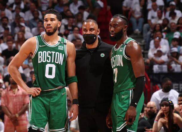 espn记者布莱恩-文霍斯特报道,虽然触发健康安全协议,不一定是霍福德