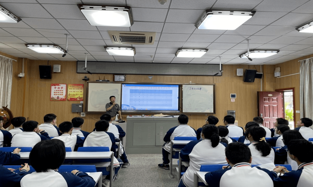 王老师先给学生们展示了日常生活常见的水波纹,这个