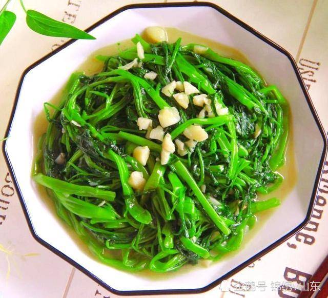 蒜蓉空心菜(4)将料汁淋在蒸好的茄子上搅拌均匀即可.