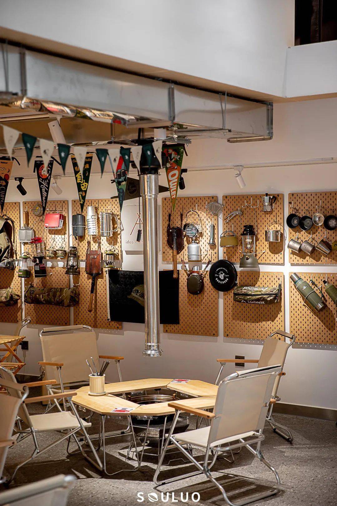 店里暗藏很多打卡点,工业露营工具墙,奶乎乎的背景墙,各种元素都超有