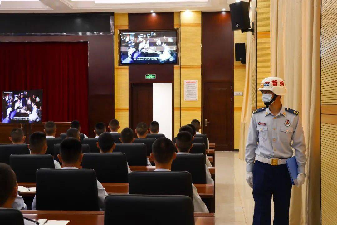 组织观看《组织程序示范片》,开展队列"四会教学",教育学员将队列动作