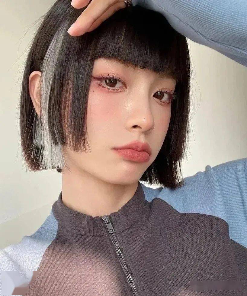 2022夏天超火的挂耳染短发