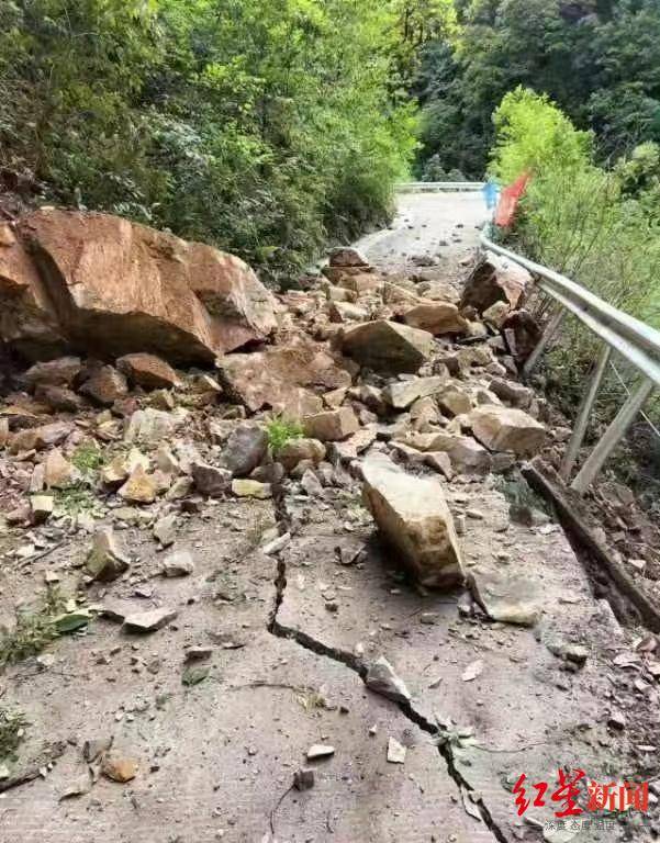 雅安发生4.8级地震：通往牛背山景区道路垮塌严重，实施交通管制