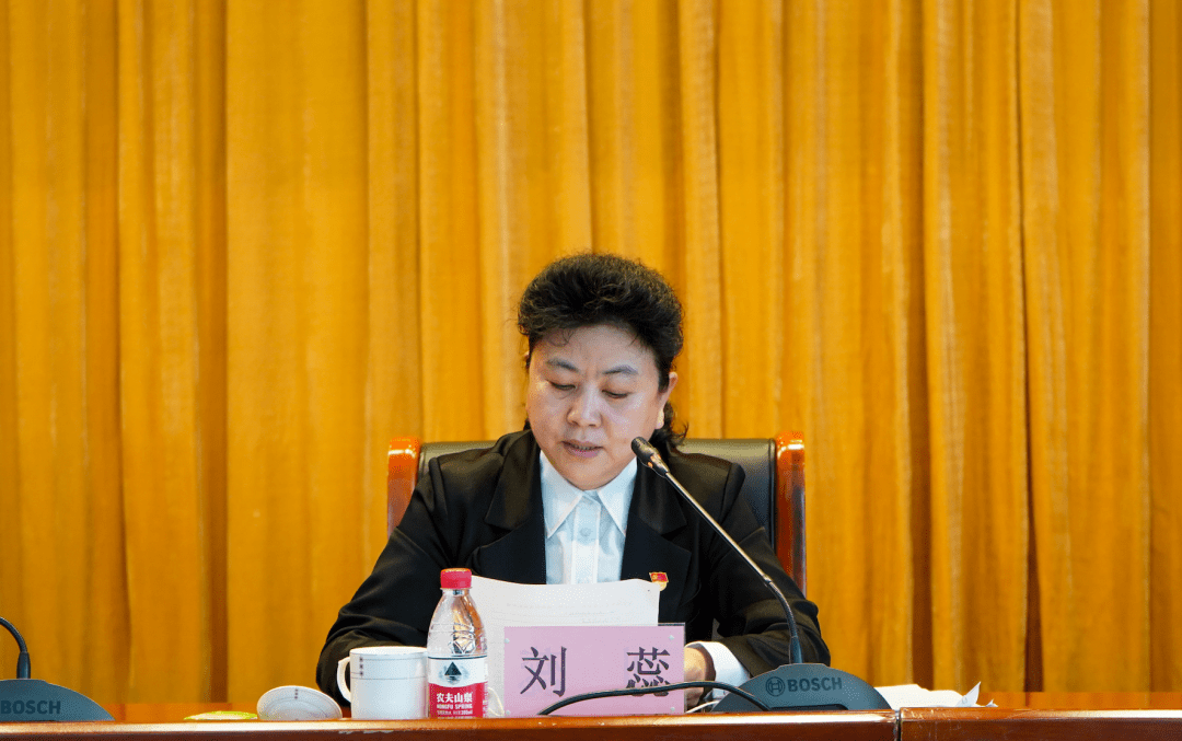 为贯彻落实好会议精神,刘蕊要求:各单位,各部门要认真学习贯彻会议