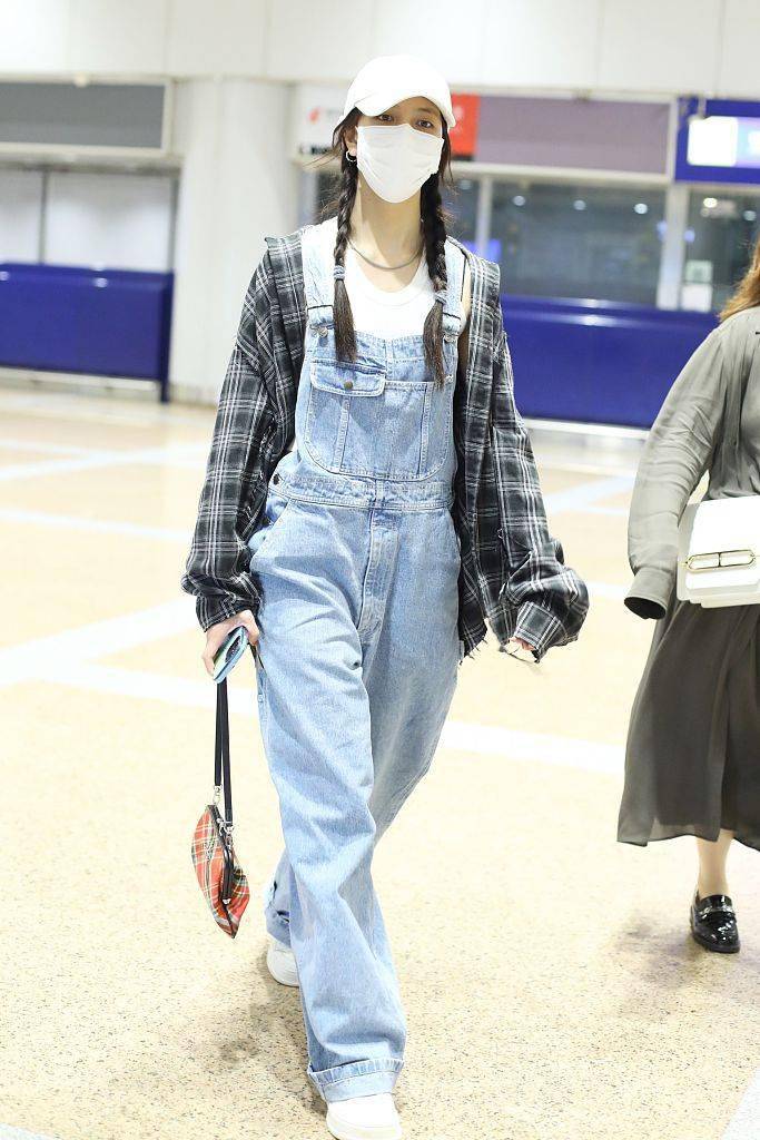 宋妍霏扎双马尾麻花辫俏皮可爱穿减龄牛仔背带裤美回18岁