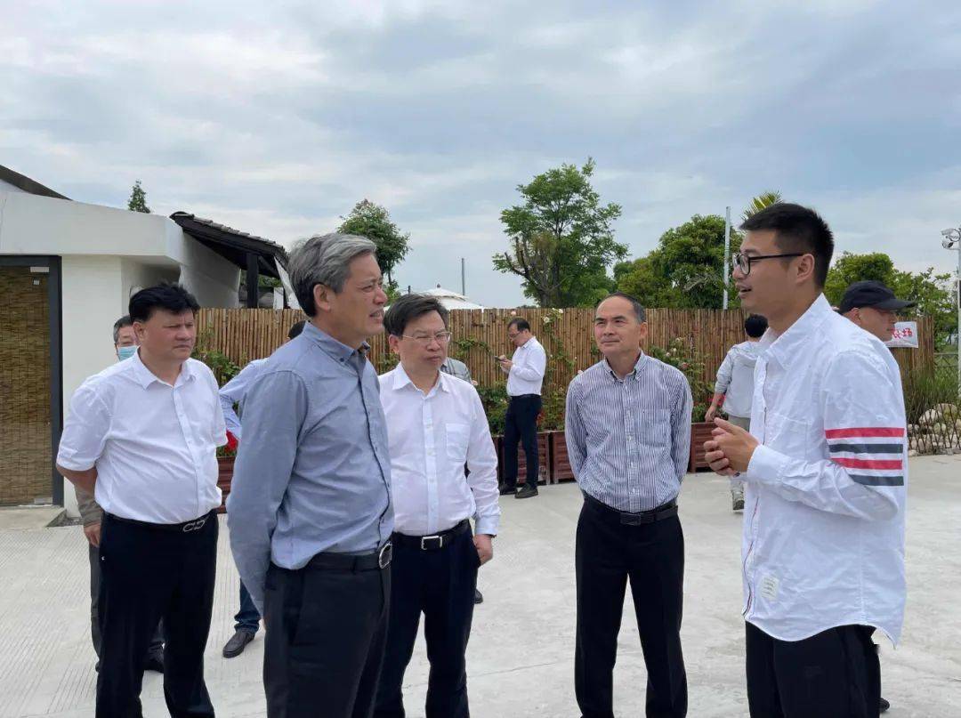 5月19日,市人大常委会副主任戎雪海带队赴海曙区就乡村振兴工作和城乡