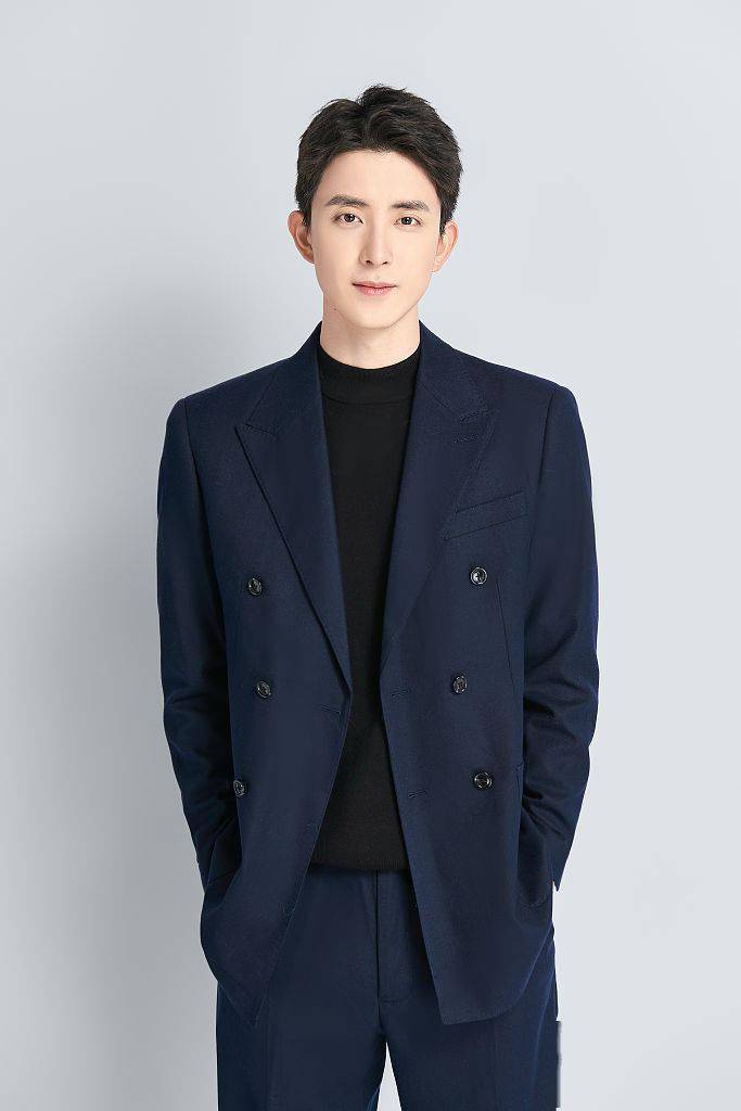 敖瑞鹏发布520告白日写真西装造型尽显绅士型格