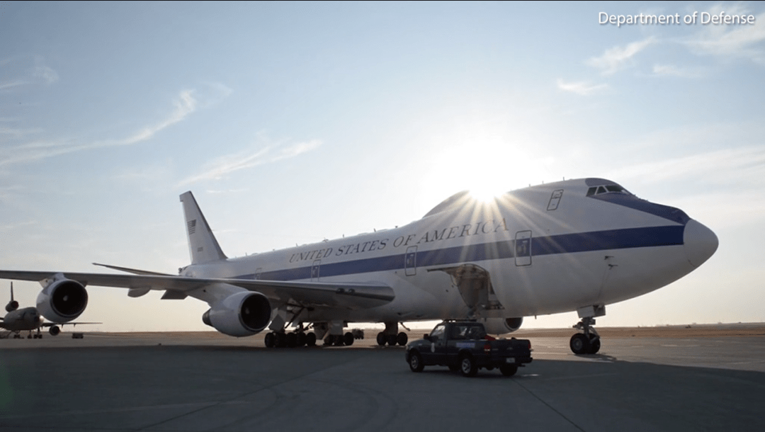 报道说,美国"末日飞机"是e-4b空中指挥机,它由美国波音747-200b飞机