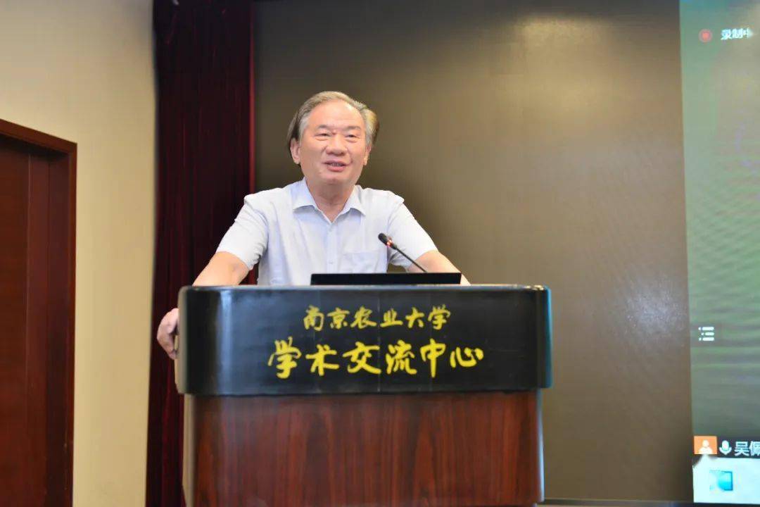 沈其荣院士与校友们进行亲切交流.