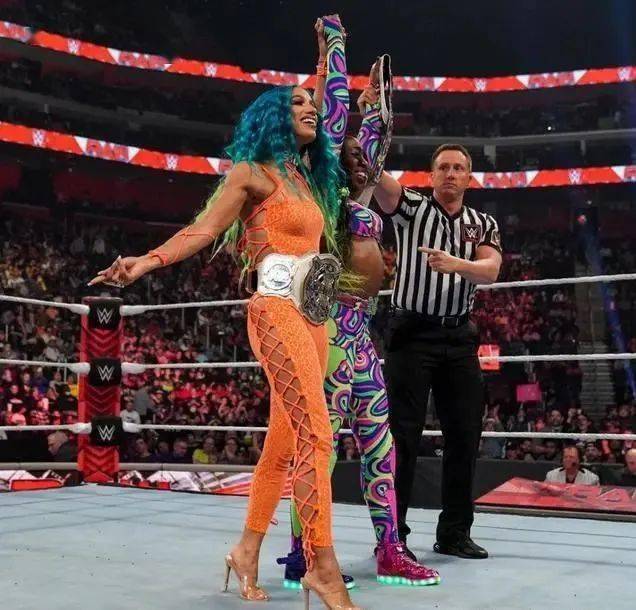 在最新一集的smackdown节目中,wwe官方宣布莎夏·班克斯和娜奥米被无