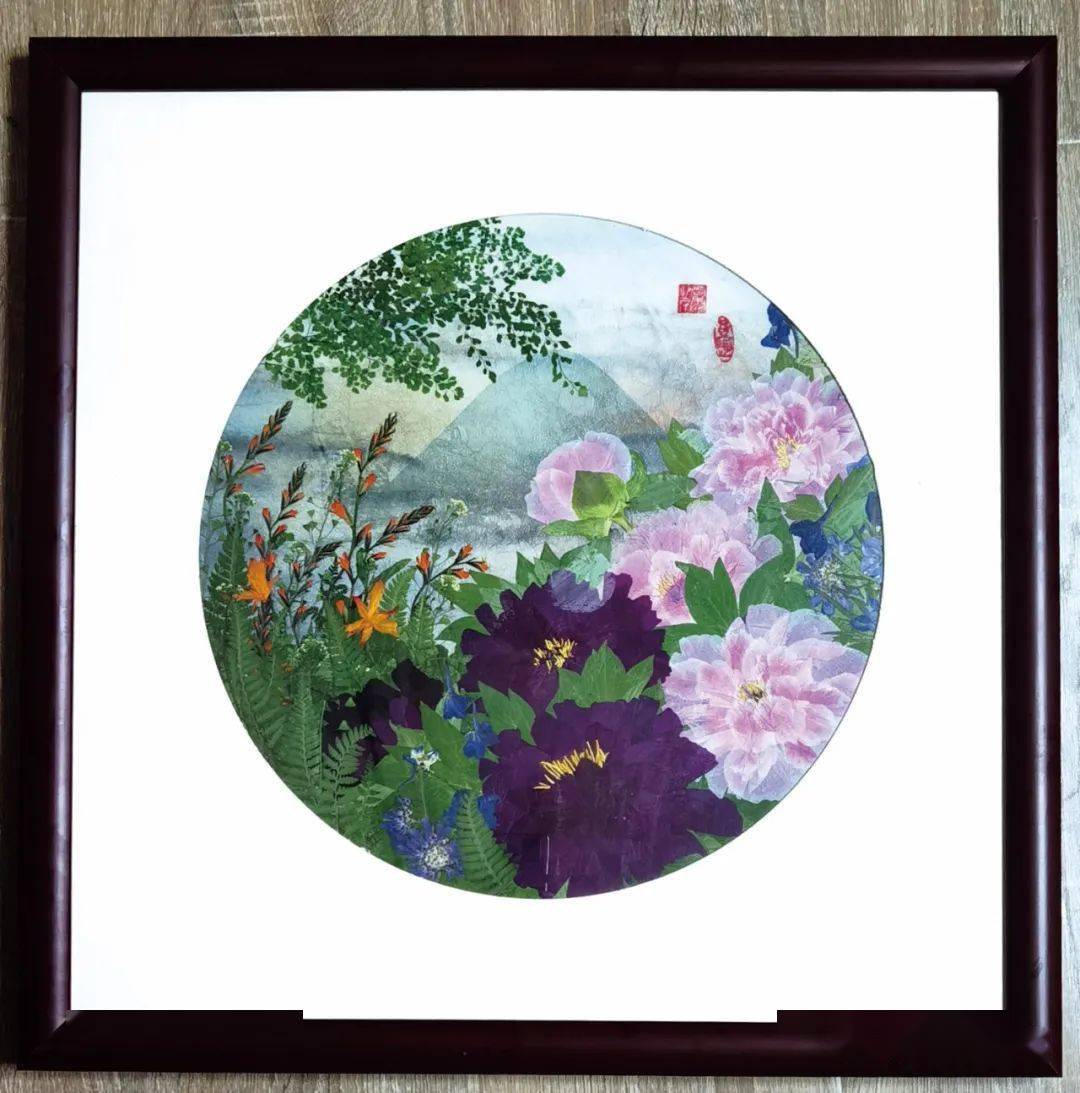 "富贵叠来"为写生式压花作品,表现牡丹自然生长姿态,画面添加几只蝴蝶