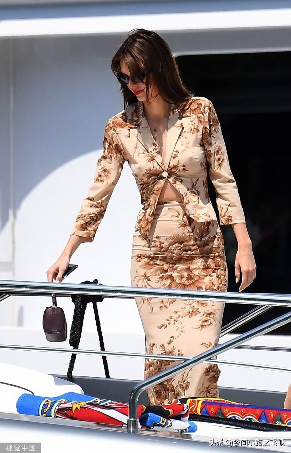 肯豆与姐姐凯莉乘游艇出海享用草莓