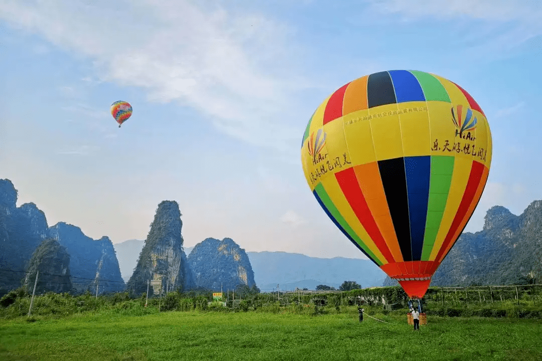 坐上滑翔伞,从高空观赏九龙·峰林小镇全景拍摄花海美景,感受高空飘移