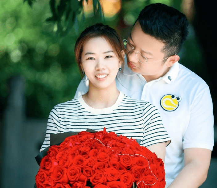 生活中却获得了丰收,今年2月,她非常大方地在网上晒出了与男友的合照