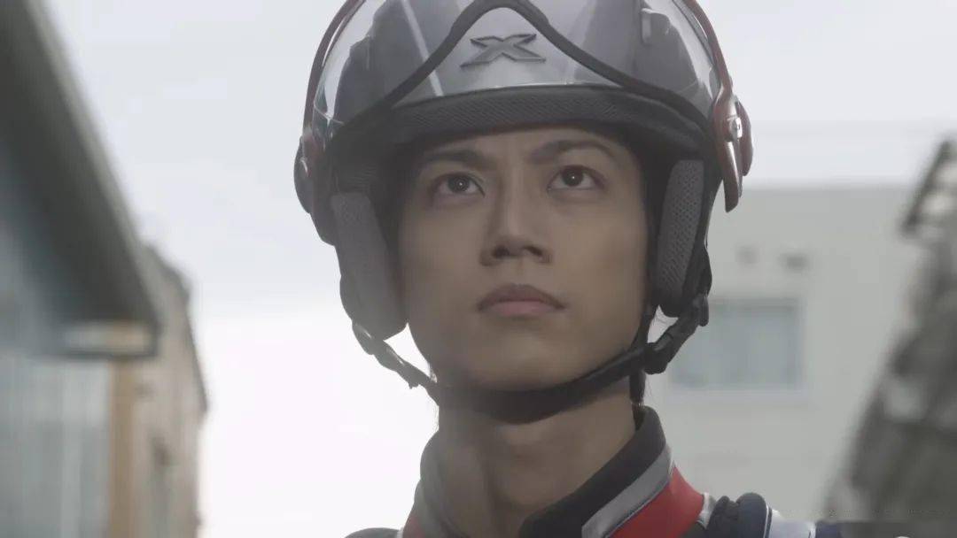 他通过与吉奥队员大空大地的融合来实现实体化