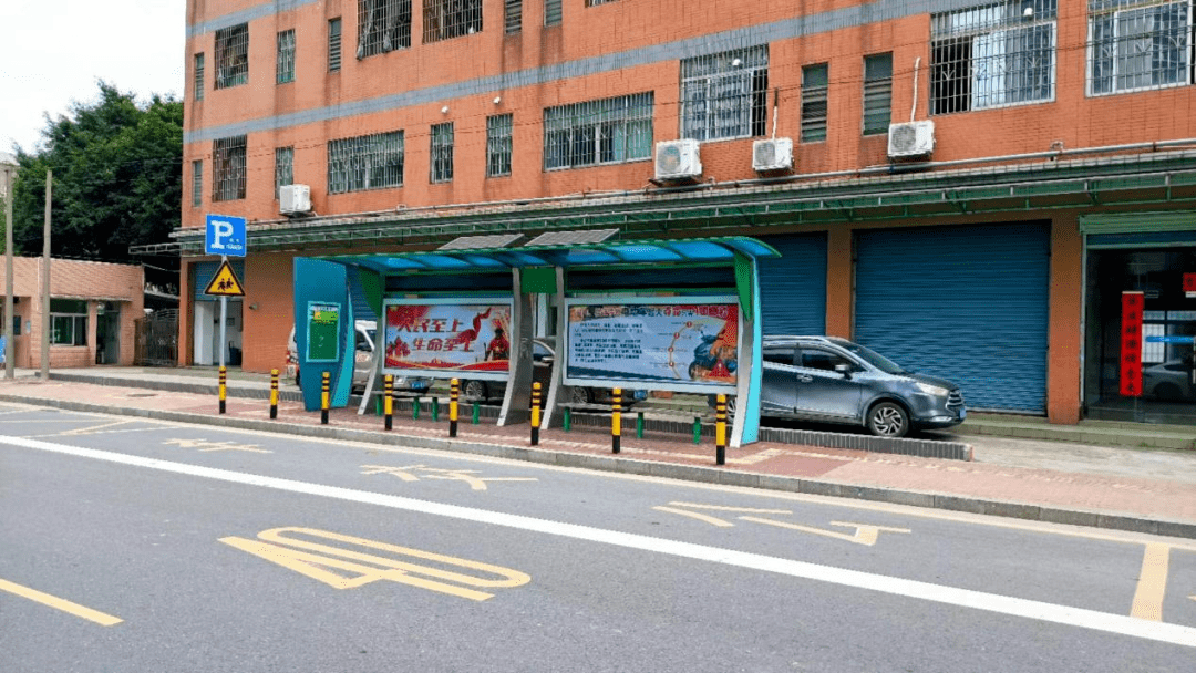 67云东海公交车站换新装打造消防知识宣传新阵地