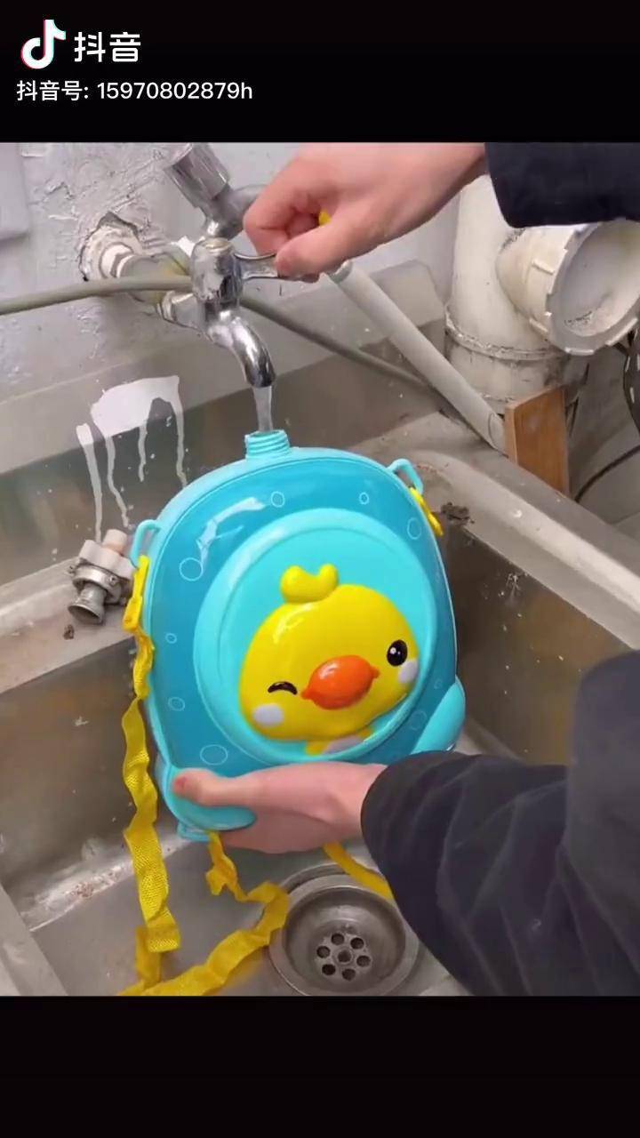 没有小朋友不爱玩水的吧少喝一杯乃茶入的背包小水呛太可爱了可以走到