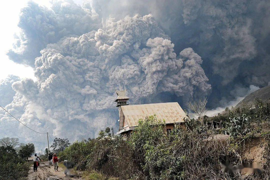 當地時間 2014 年 2 月 1 日,印尼北蘇門答臘省錫納朋火山噴發,火山