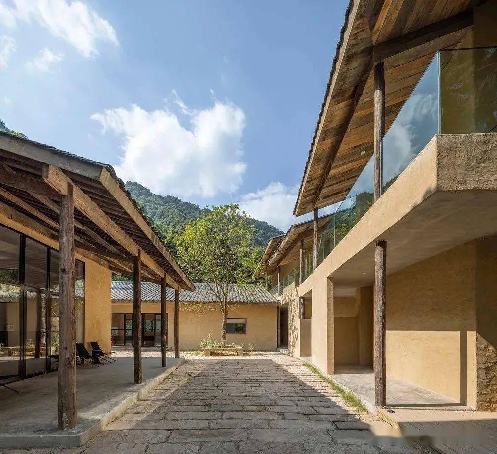 夯土墙民宿:山谷隐着世外桃源_农田_房子_老屋