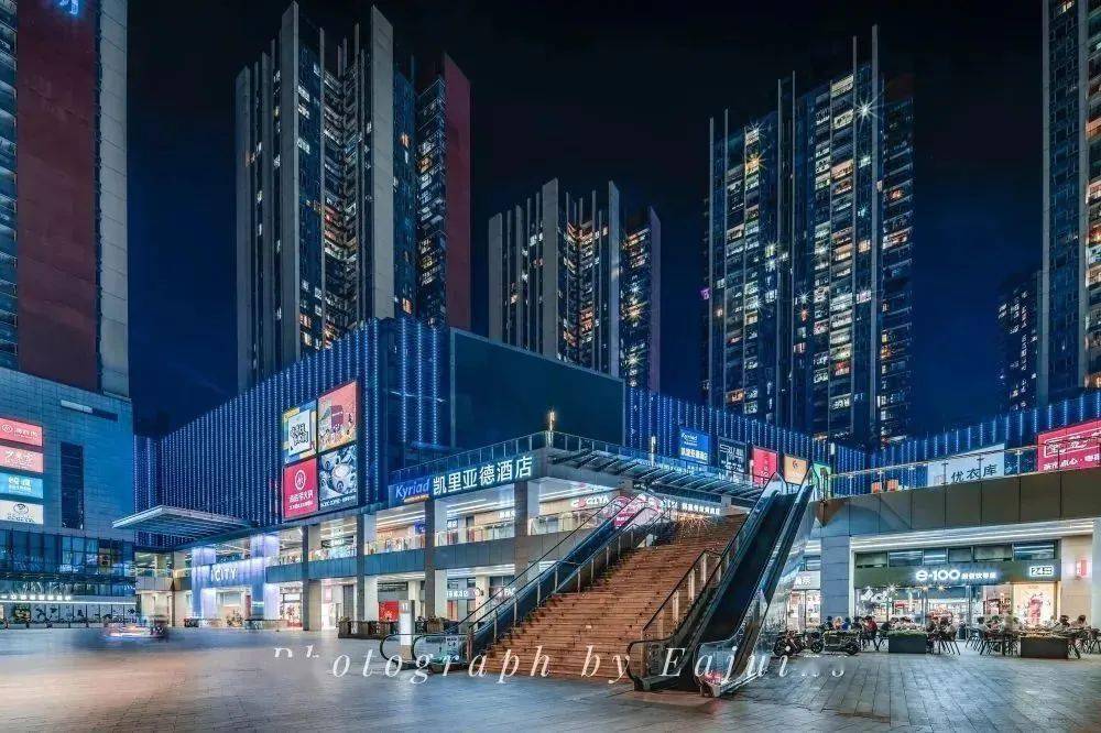 楼下直达麟恒中心广场,为龙岗横岗六约片区首个购物中心,商业总建筑