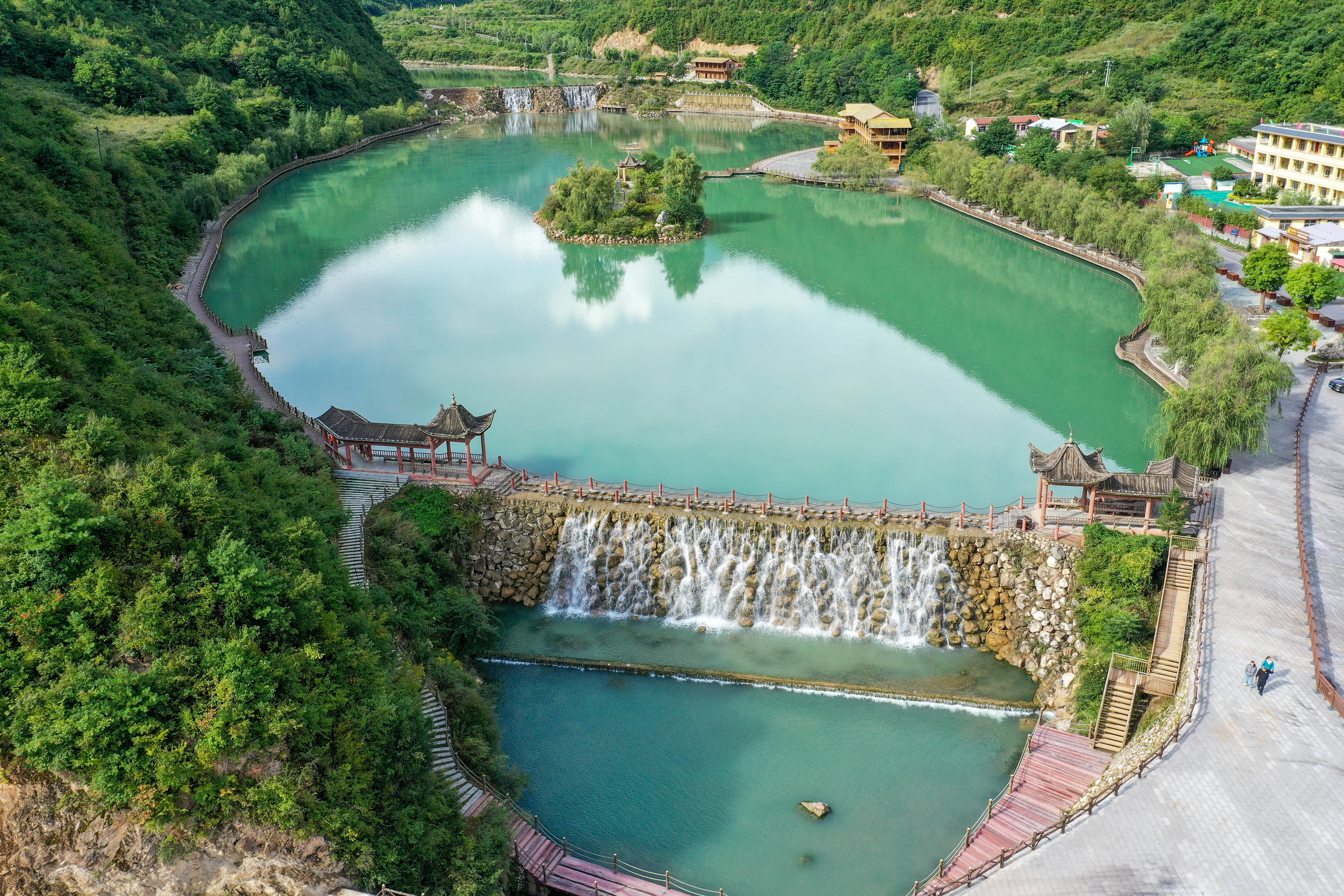 宕昌县把旅游业作为县域经济战略首位产业,积极探索从景点旅游向