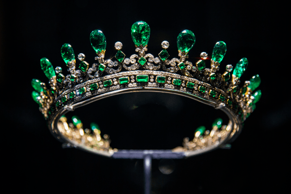 为了庆祝英女王加冕 70 周年,他们提前以珠宝"狂欢"?