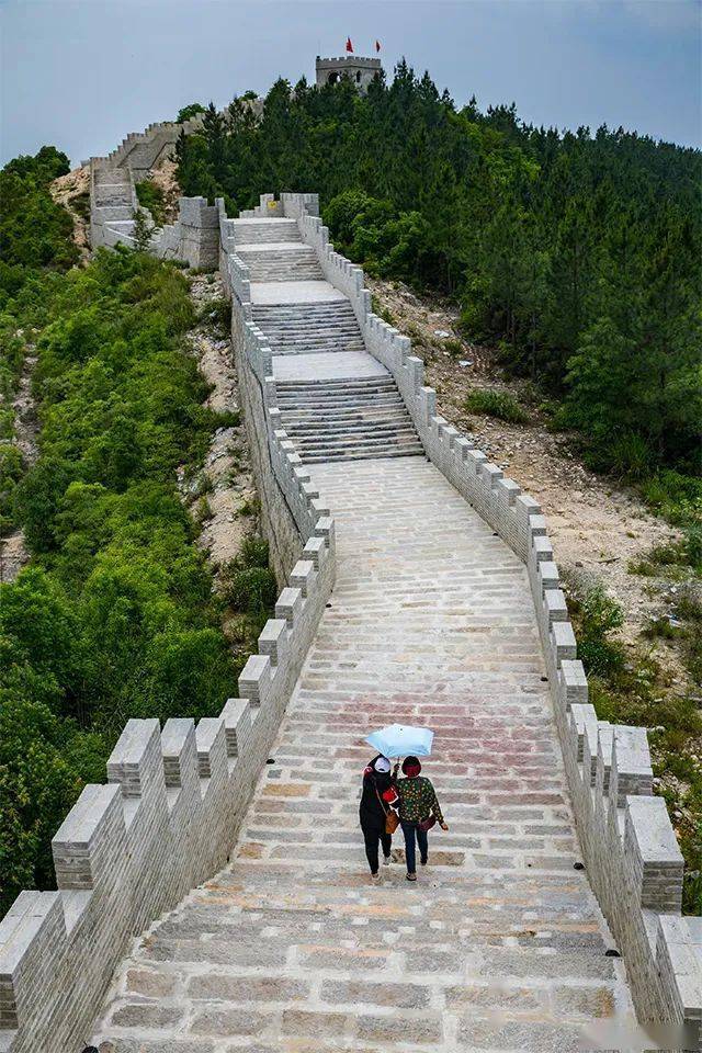 櫻梅園,用完午餐,大家小憩一會,便開始遊覽彭祖生態長城,高空玻璃橋等