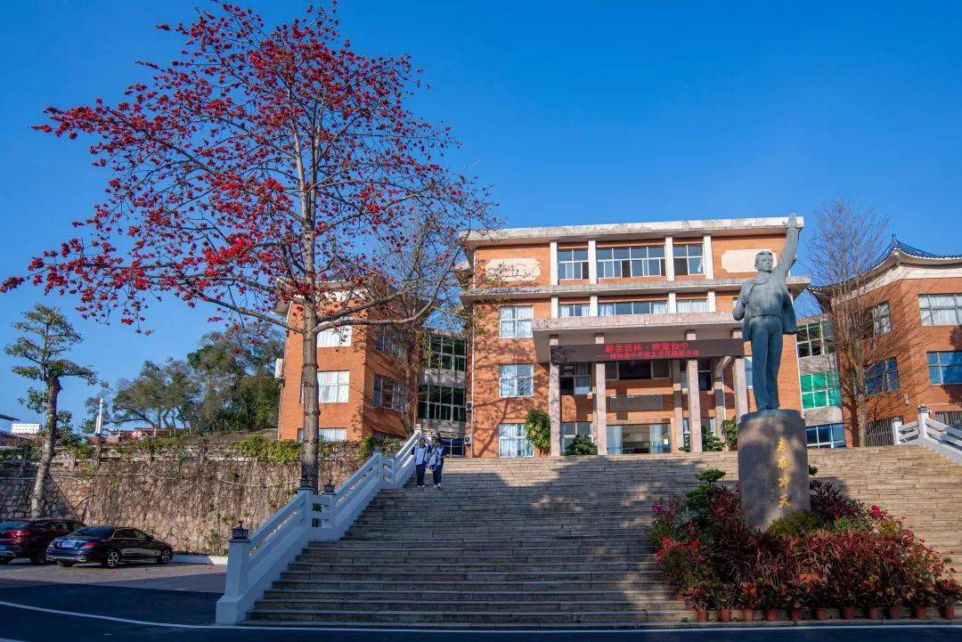 杨仙逸中学为纪念孙中山先生的亲密战友,民主革命烈士,"中国革命空军