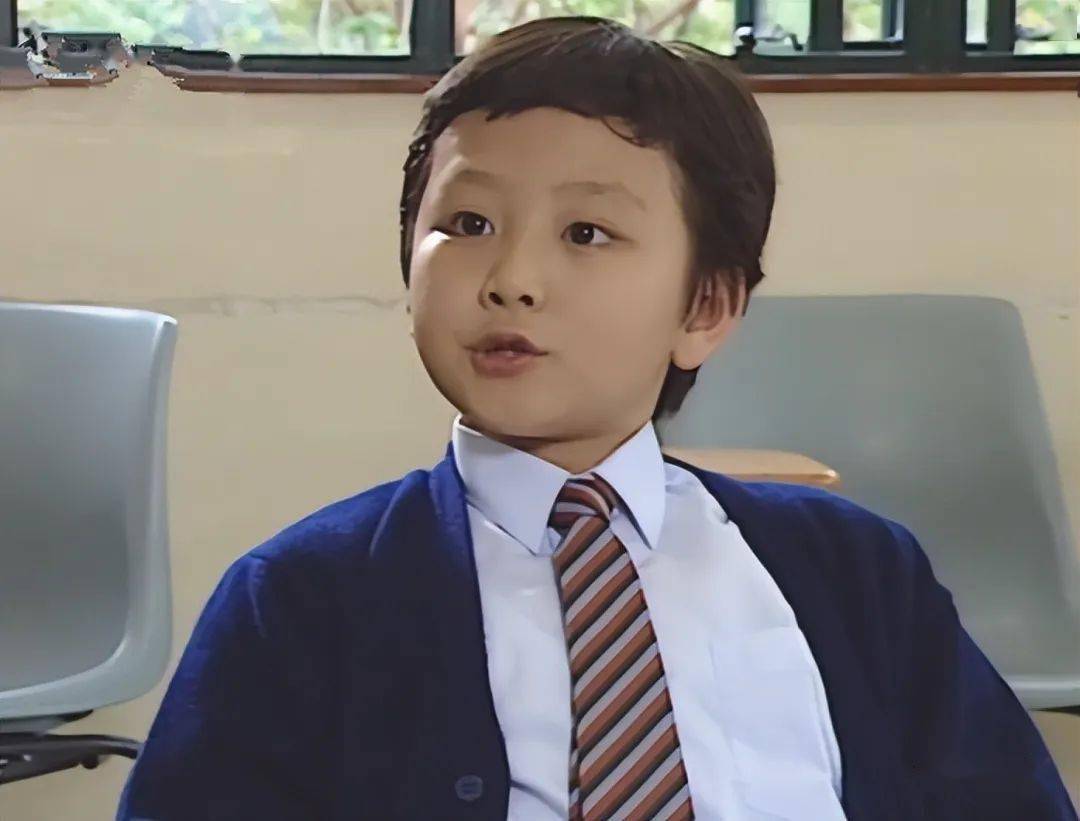 香港童星张国权庆结婚8周年息影后转行当售货员至今仍没生娃