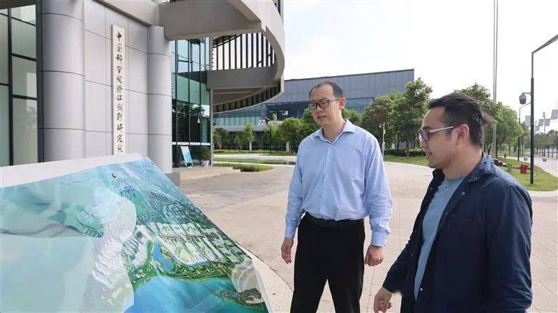 科技部挂职干部,赣县区委常委,区政府副区长乔健(左)在中科院赣江创新