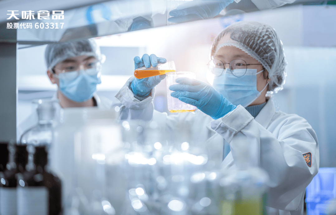 (天味食品研发人员正在工作)营销渠道方面,公司建立了覆盖全球的市场