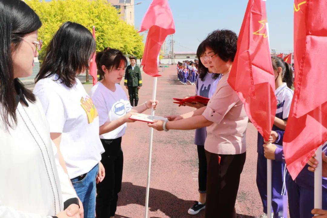 喜迎二十大爭做好隊員杭錦後旗陝壩小學奮鬥小學開展慶六一主題隊日