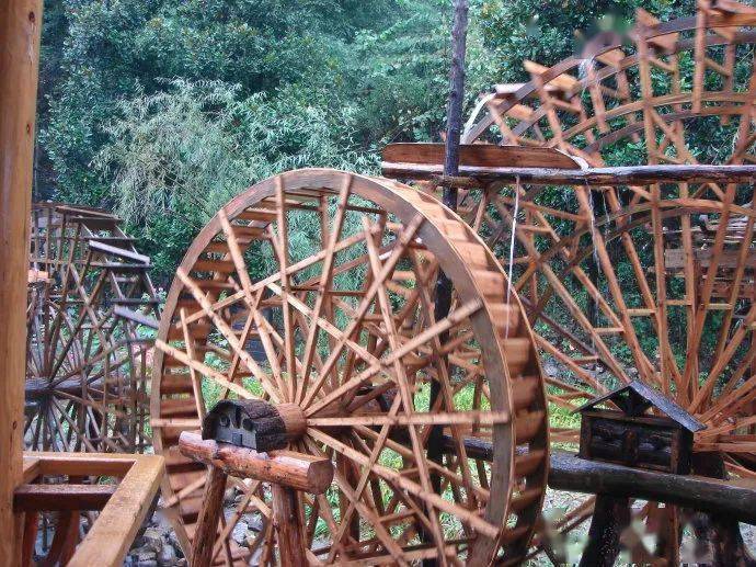 据史料记载,筒车发明于隋朝而盛于唐朝,距今已有1,000多年的历史.