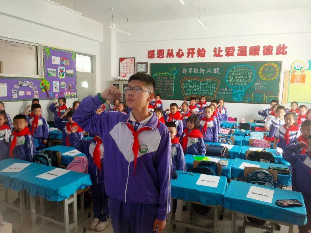 喜迎二十大争做好队员杭锦后旗陕坝小学奋斗小学开展庆六一主题队日