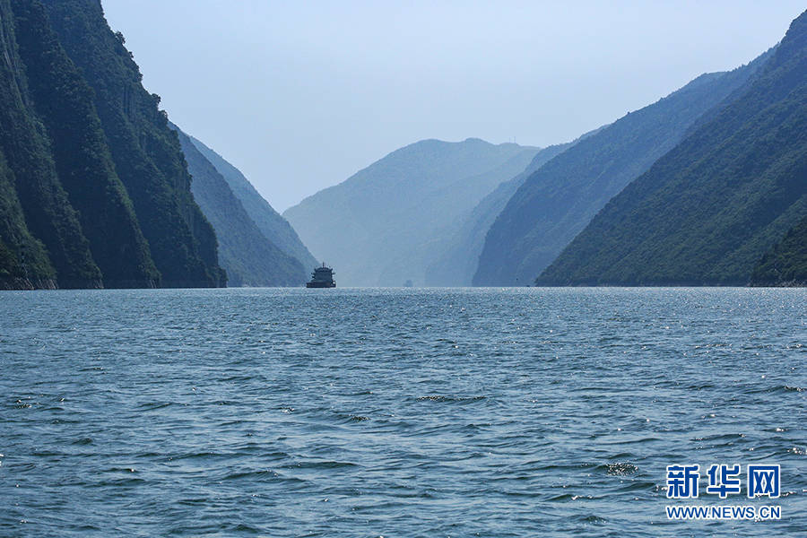 重庆：绝美视角“瞰”长江三峡版“只此青绿”