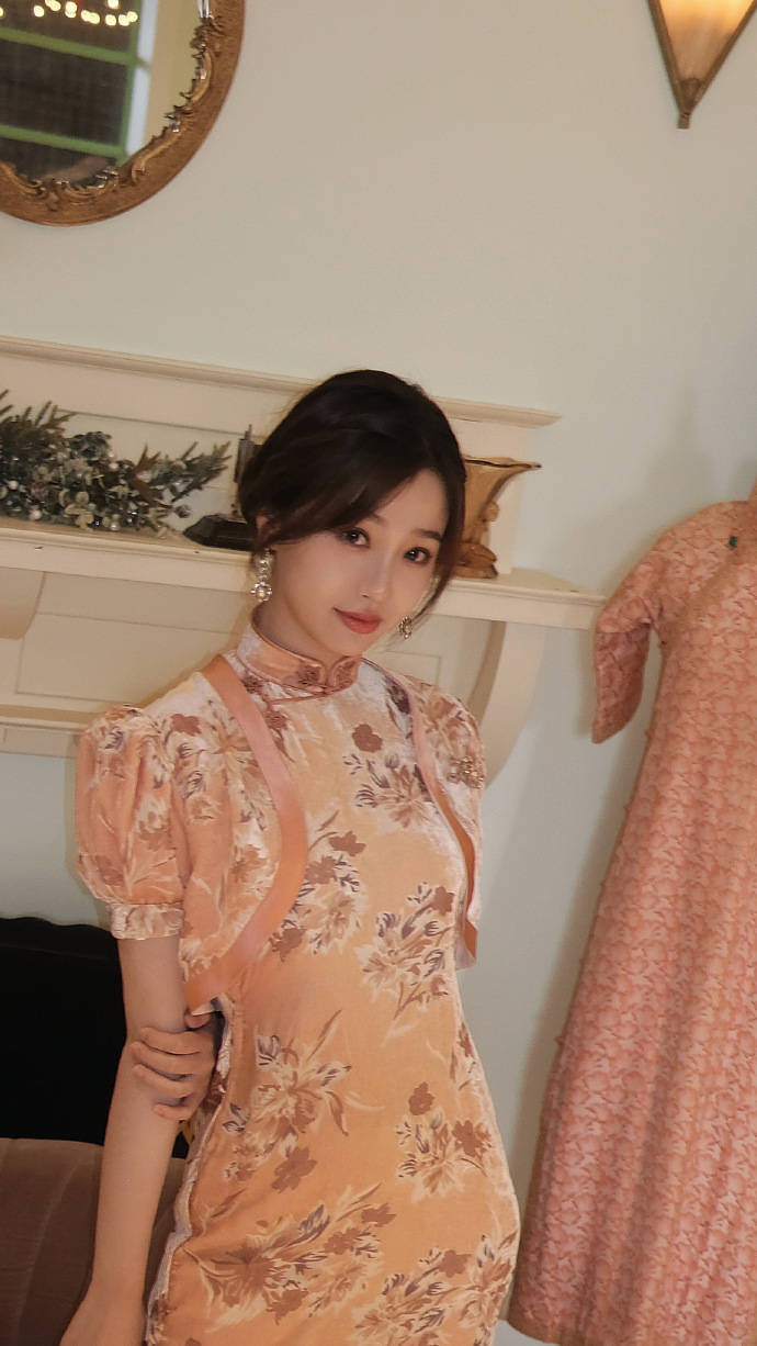 上海嗲妹虞书欣旗袍造型温婉动人皮肤白到发光盘发造型明艳端庄