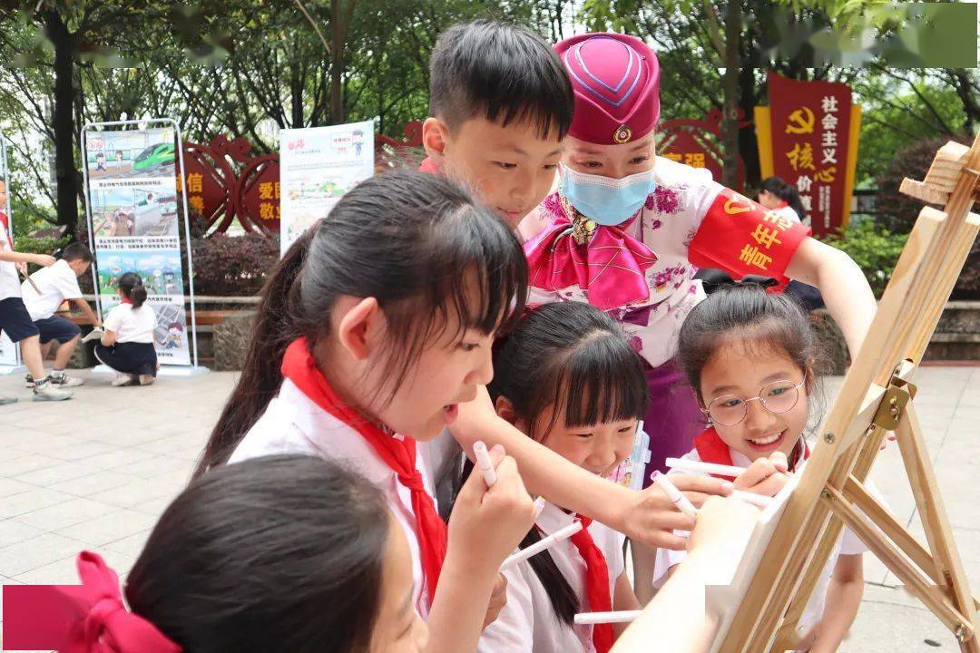 室,列车上及重庆两江新区人和小学开展"全国爱路护路"主题宣讲活动