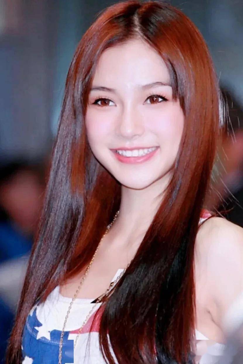 杨颖五官精致卡姿兰大眼睛