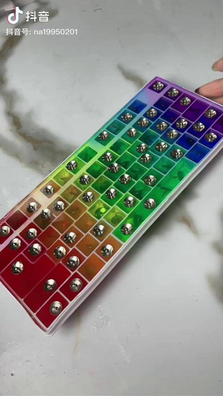 凹凸不平的图钉膝盖板滴胶手工键盘